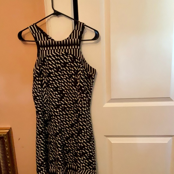 NWOT B & W Patterned Dress made from Parker - Picture 8 of 8